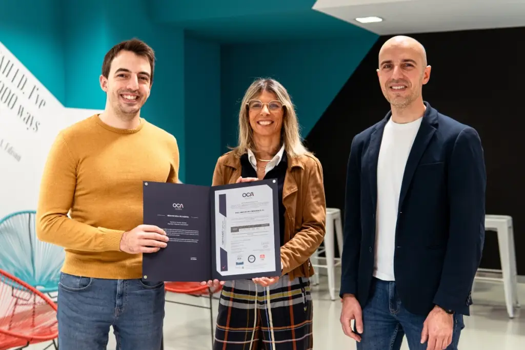 Joan y Joel Campan recogen la certificación que acredita a Pixel Innova como empresa certificada por el Esquema Nacional de Seguridad