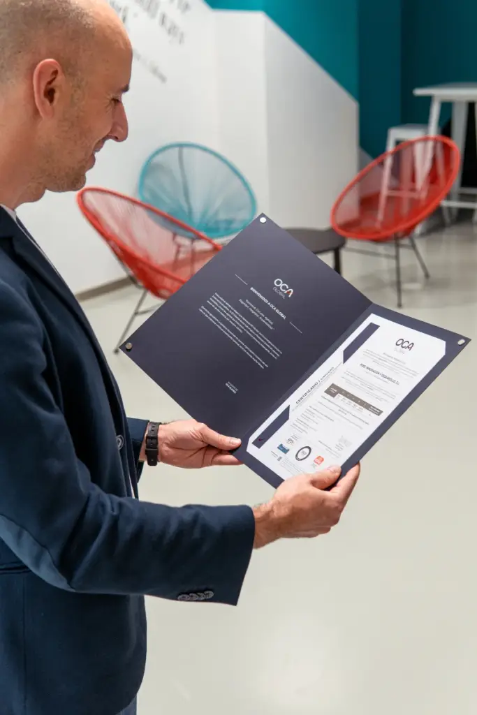 Joan Campan recoge el certificado del Esquema Nacional de Seguridad para Pixel Innova